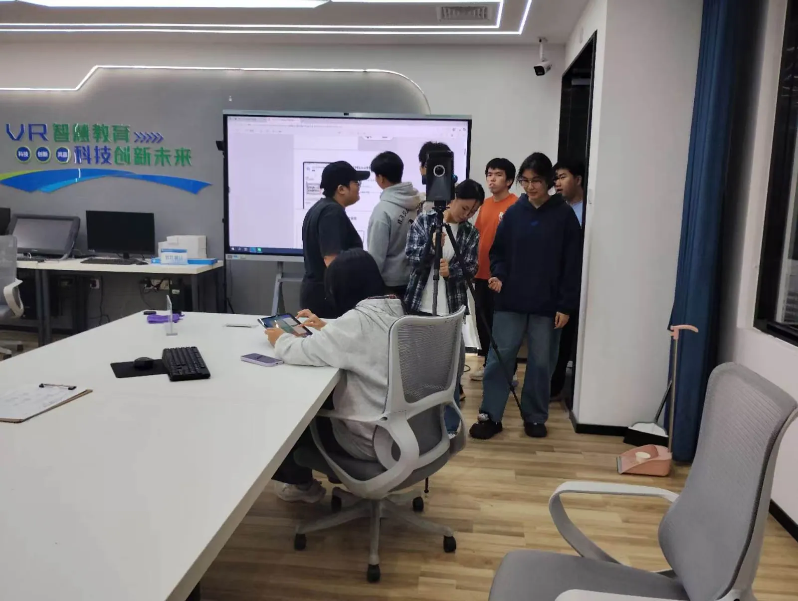 成员使用全景扫描仪采集空间素材