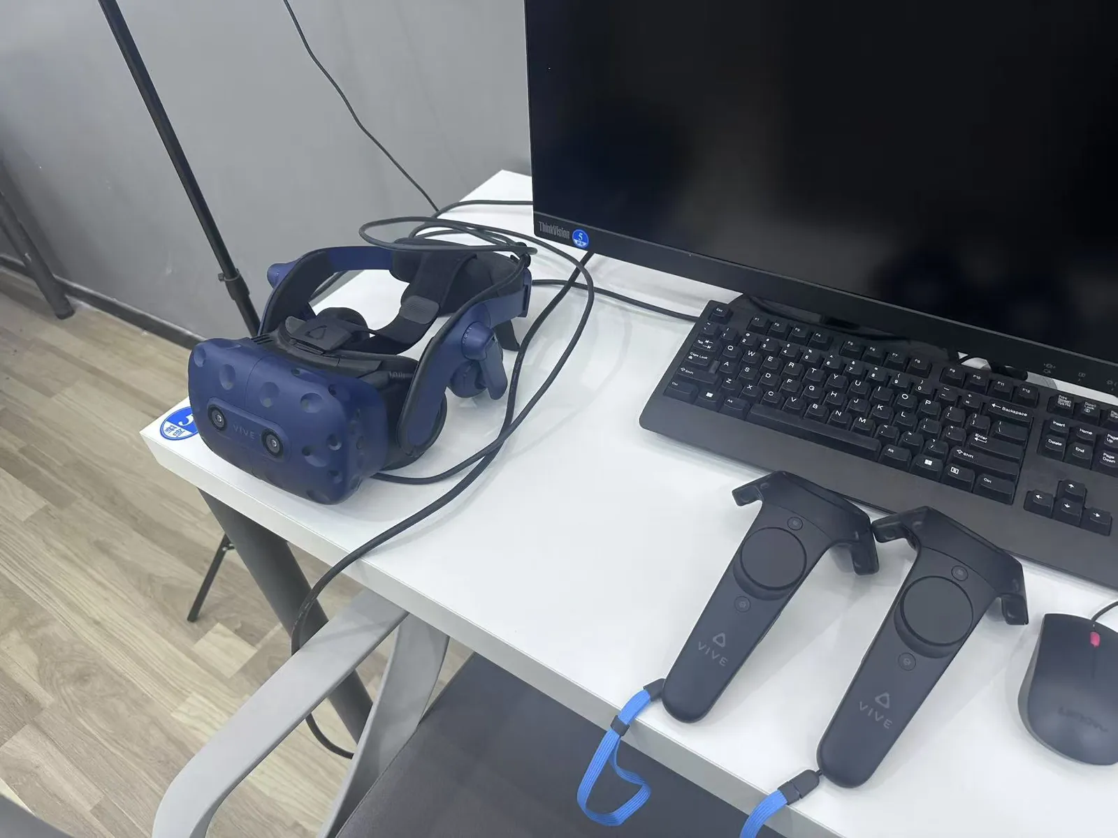 基地头戴式 VR 设备与交互手柄