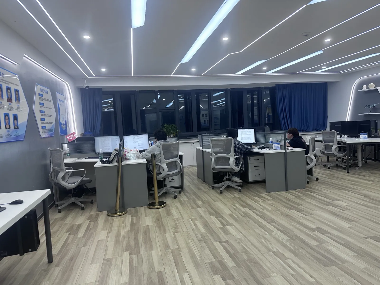 团队成员在开发终端制作 VR 项目