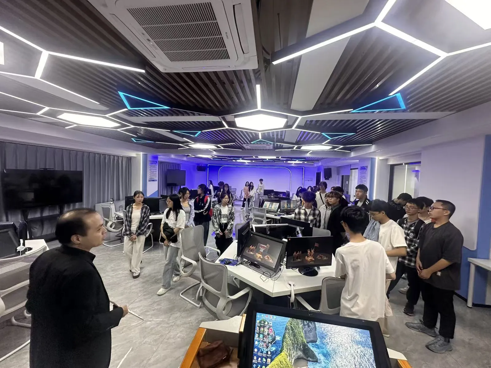 校学生网络技术委员会成员参观虚拟仿真基地