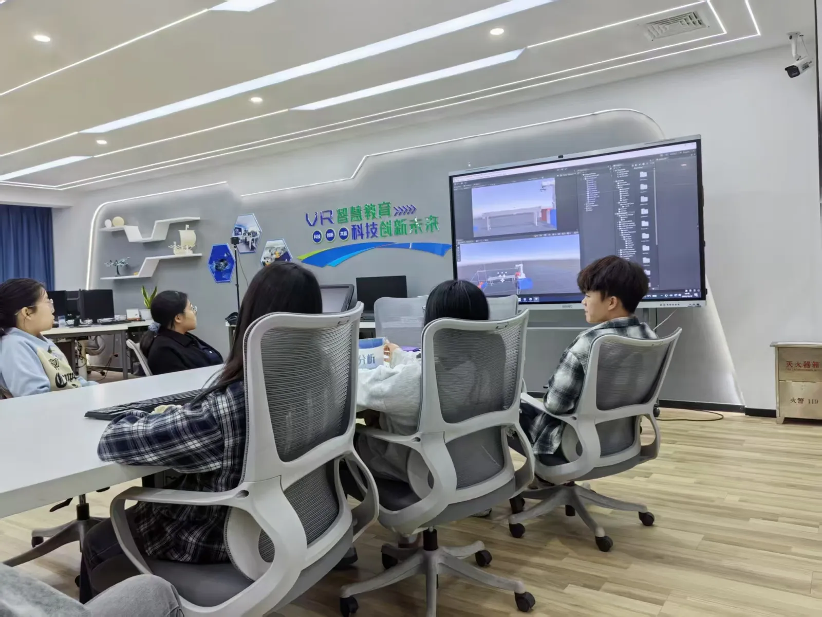 V-SIM 成员在基地讨论虚拟仿真项目